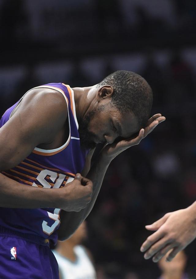 夏洛特黄蜂发布备战花絮,关键时刻更衣室发声,荷甲任务艰巨,心理建设被强调 夏洛特黄蜂发布备战花絮,关键时刻更衣室发声,荷甲任务艰巨,心理建设被强调